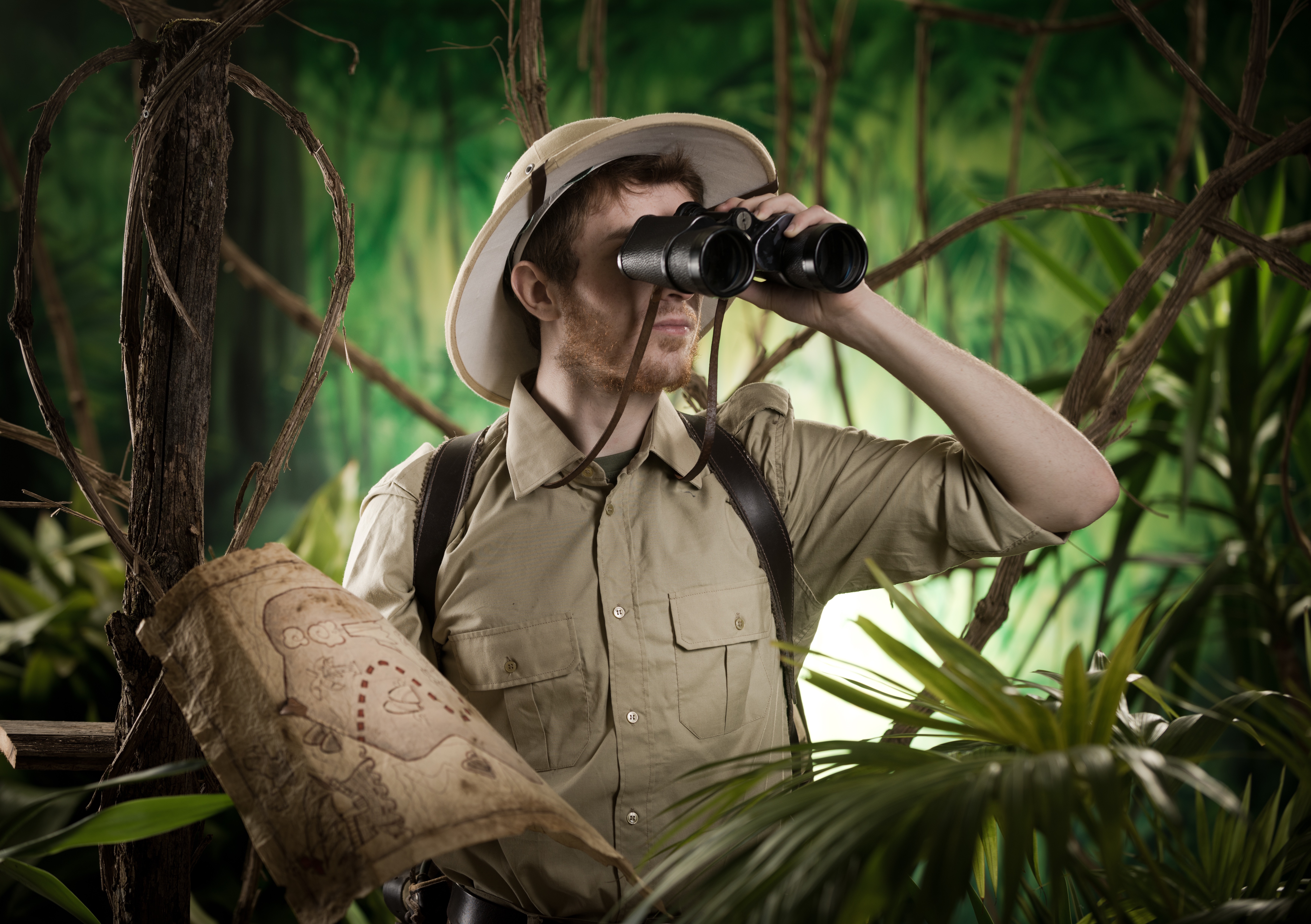 Фотограф в экспедицию. Исследователь джунглей. Путешественник в джунглях. Туристы в джунглях. Экспедиция в джунгли.